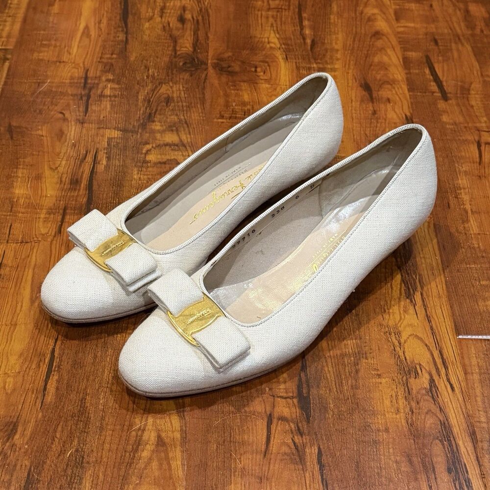 Salvatore Ferragamo Boutique 59916 Vara Bow Off-White Linen Pumps Size 6 B